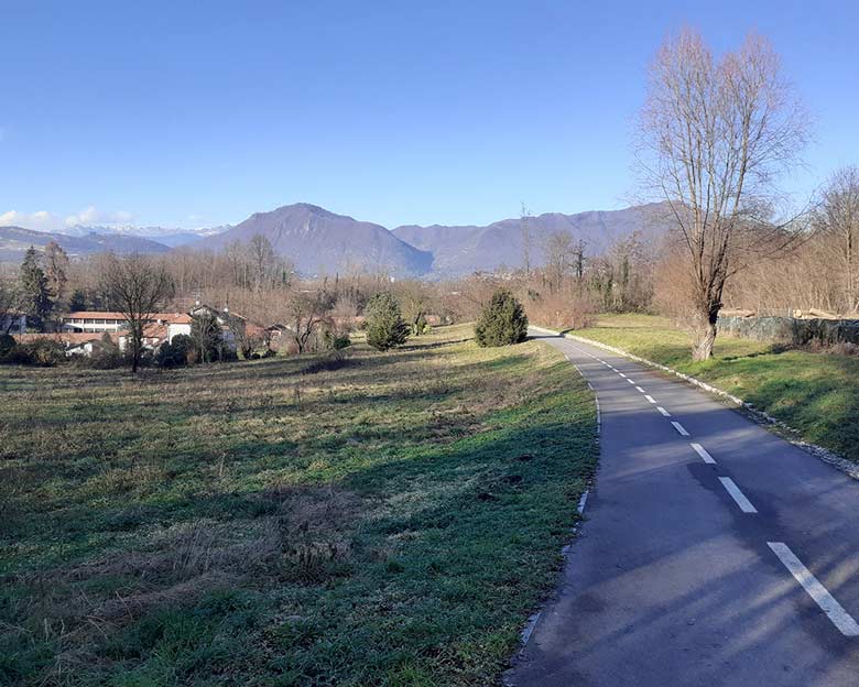 Lauf- und Fahrradweg (pista ciclopedonale)